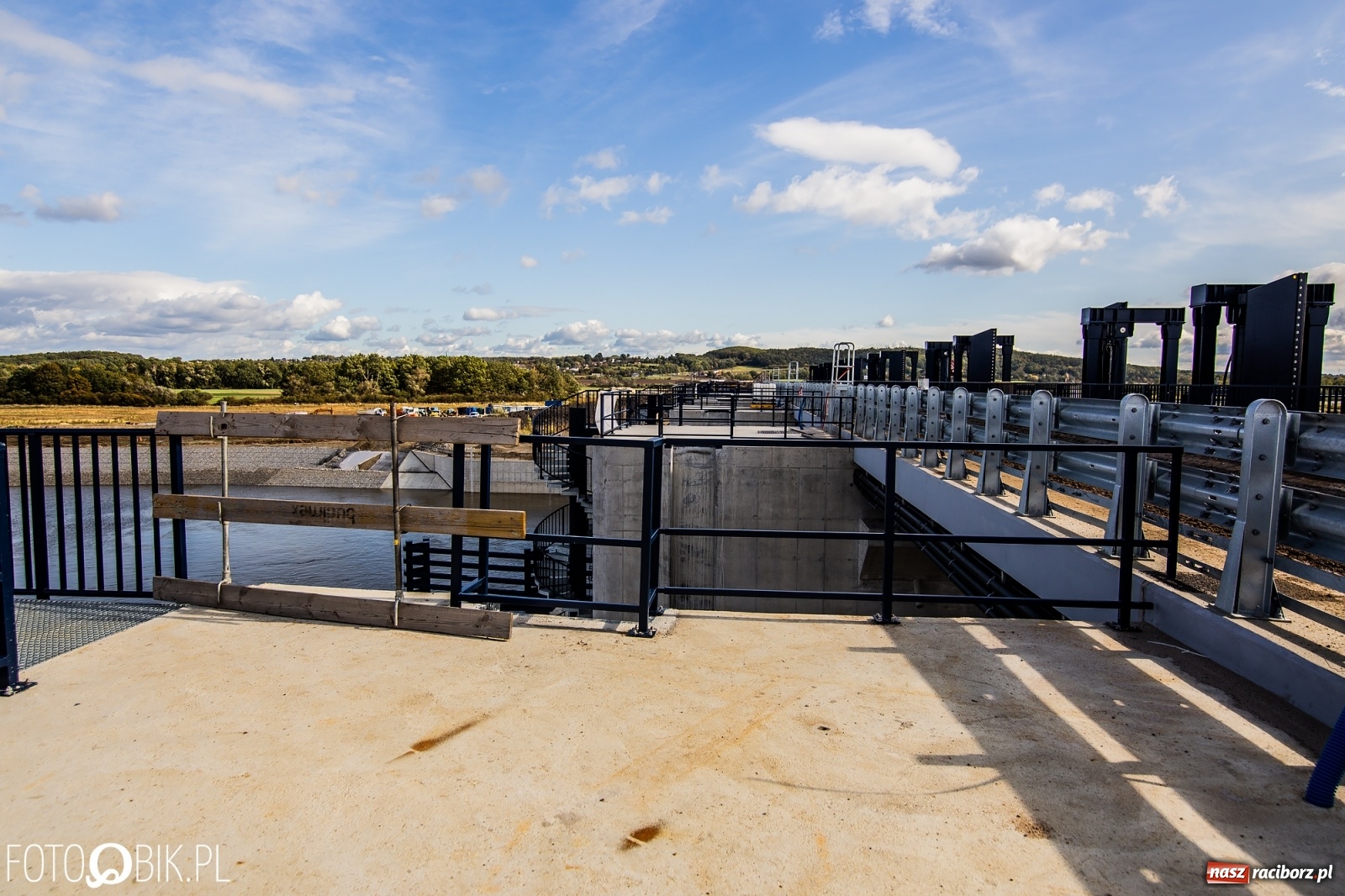 Zdjęcie w galerii na portalu naszraciborz.pl: Budowa zbiornika Racibórz na finiszu. Ulga płynie już przez budowlę przelewowo-spustową [FOTO i WIDEO] wiadomości z regionu