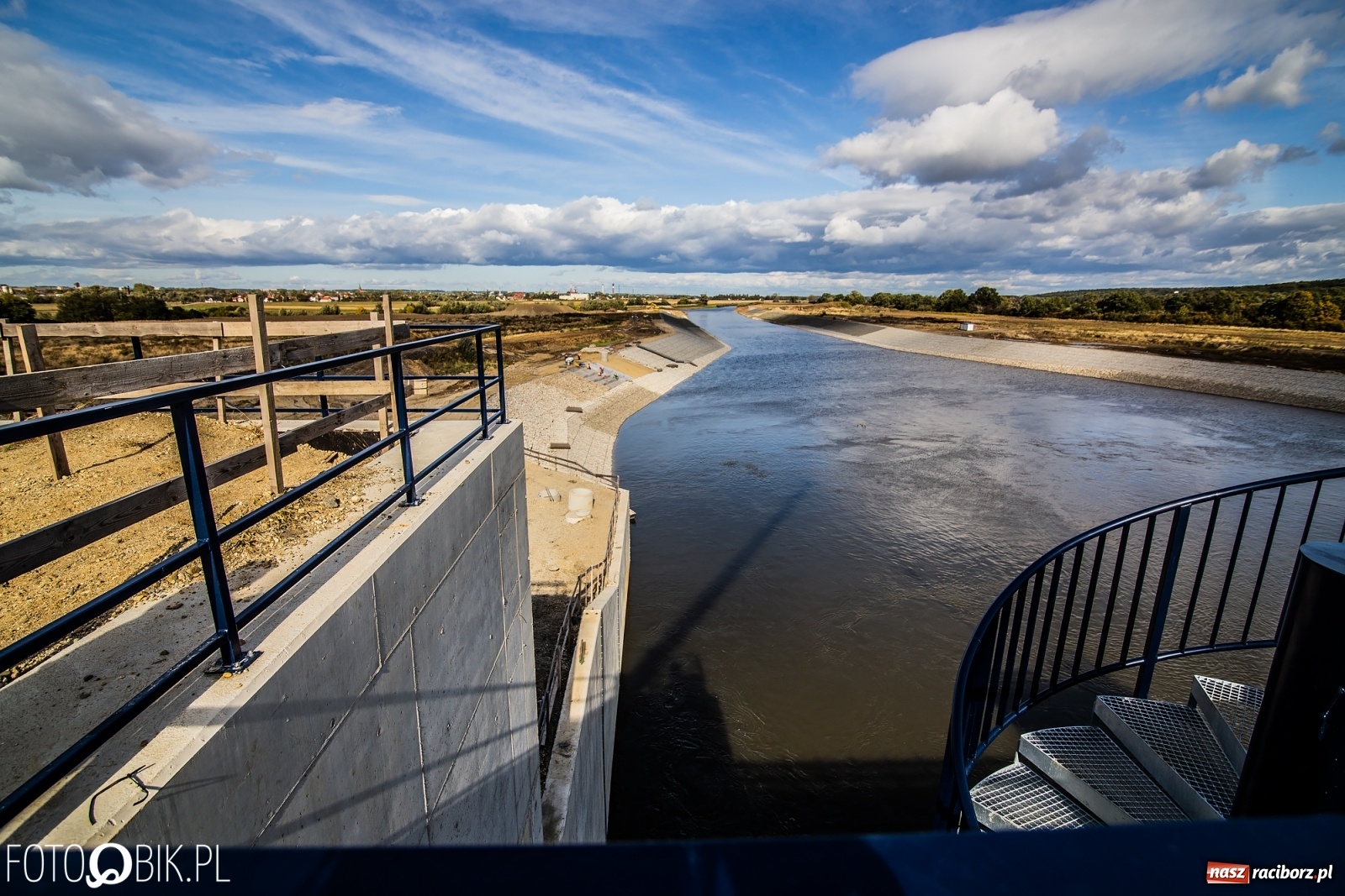 Zdjęcie w galerii na portalu naszraciborz.pl: Budowa zbiornika Racibórz na finiszu. Ulga płynie już przez budowlę przelewowo-spustową [FOTO i WIDEO] wiadomości z regionu