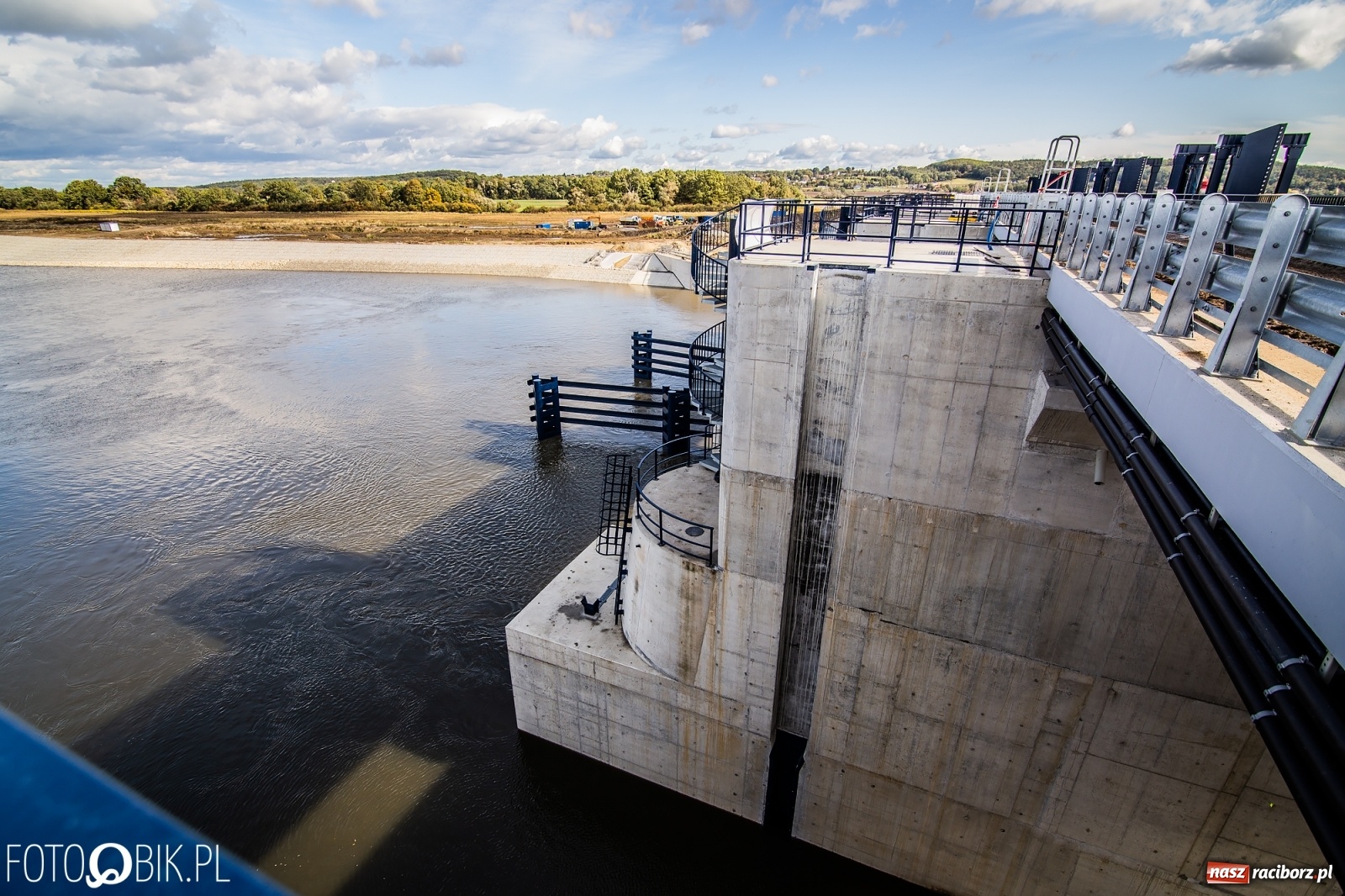 Zdjęcie w galerii na portalu naszraciborz.pl: Budowa zbiornika Racibórz na finiszu. Ulga płynie już przez budowlę przelewowo-spustową [FOTO i WIDEO] wiadomości z regionu