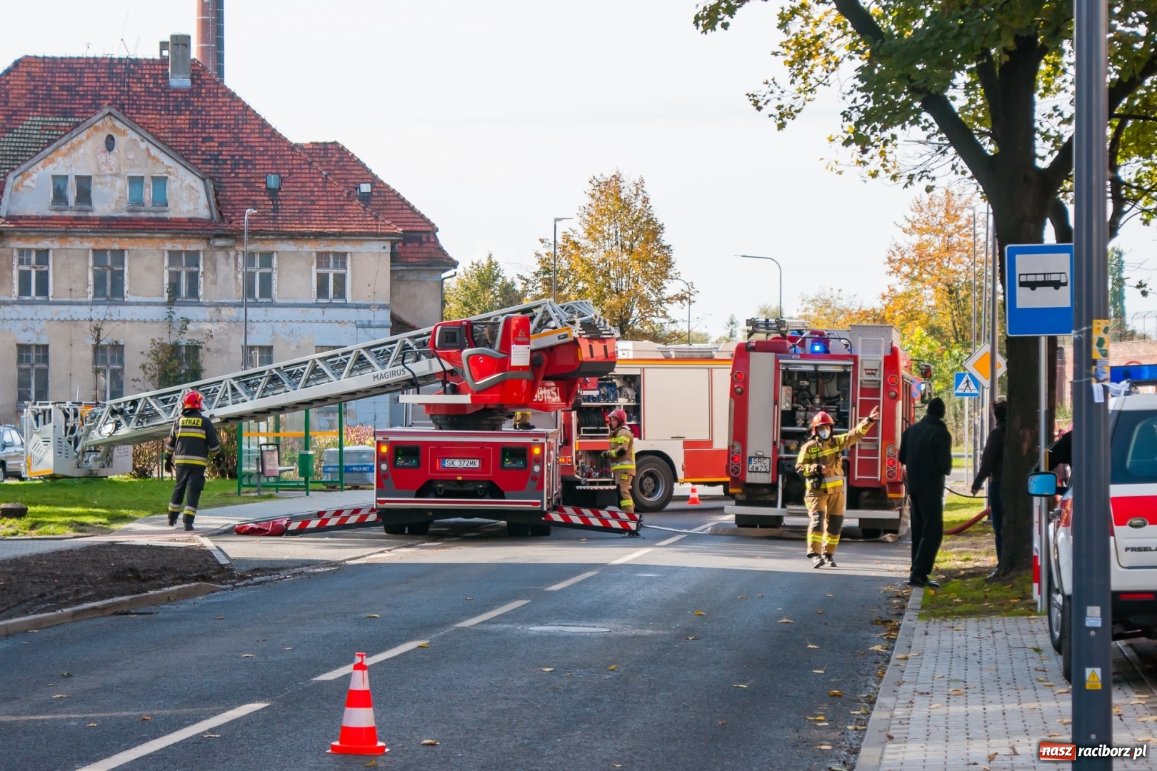 Zdjęcie w galerii na portalu naszraciborz.pl: Pożar w budynku przy Kościuszki. Straż nie wyklucza podpalenia! [FOTO i WIDEO] wiadomości z regionu