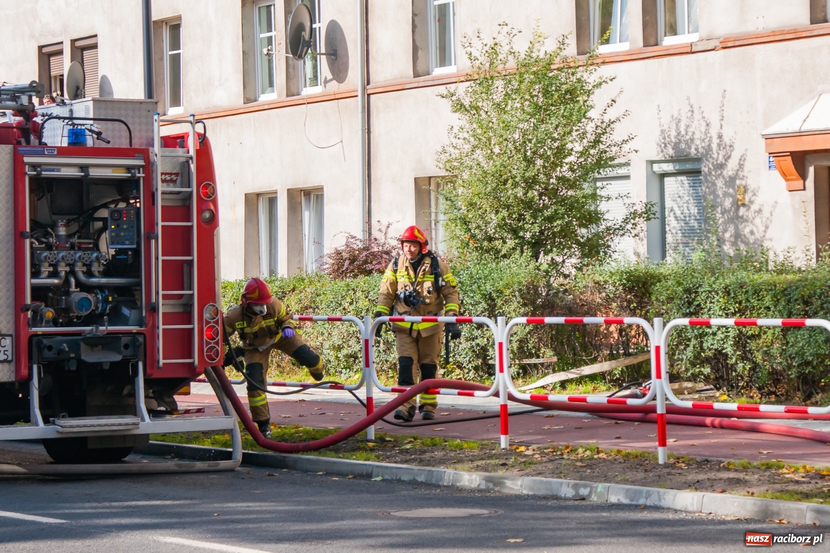 Zdjęcie w galerii na portalu naszraciborz.pl: Pożar w budynku przy Kościuszki. Straż nie wyklucza podpalenia! [FOTO i WIDEO] wiadomości z regionu