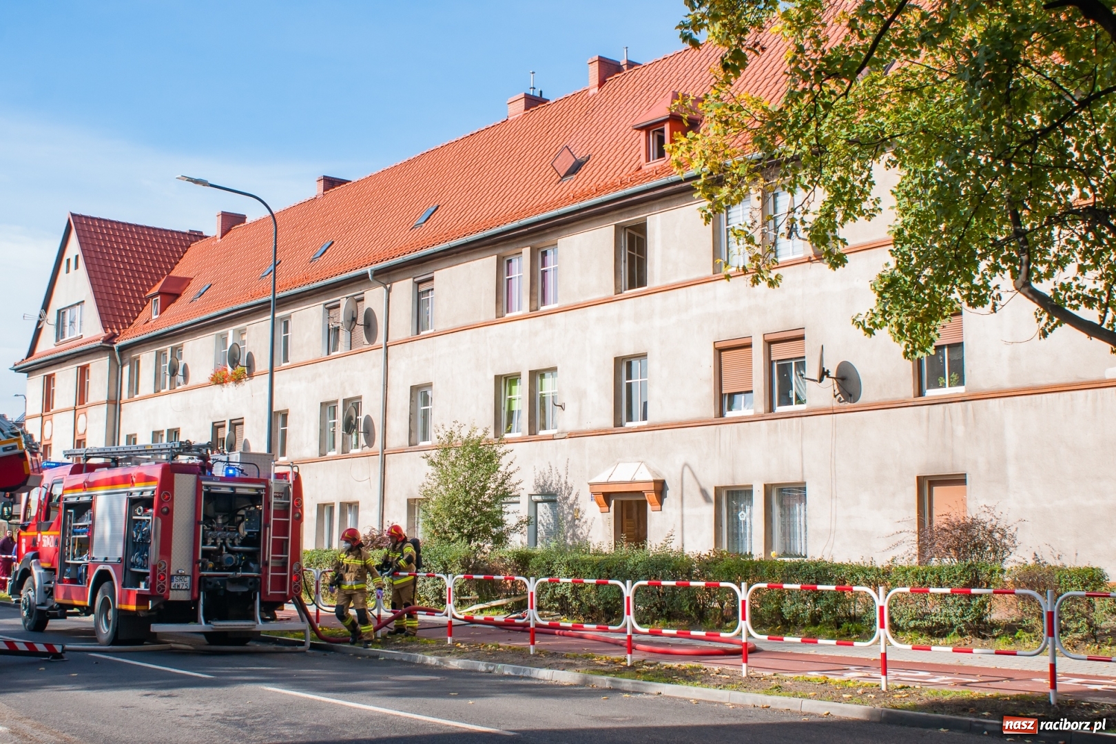 Zdjęcie w galerii na portalu naszraciborz.pl: Pożar w budynku przy Kościuszki. Straż nie wyklucza podpalenia! [FOTO i WIDEO] wiadomości z regionu