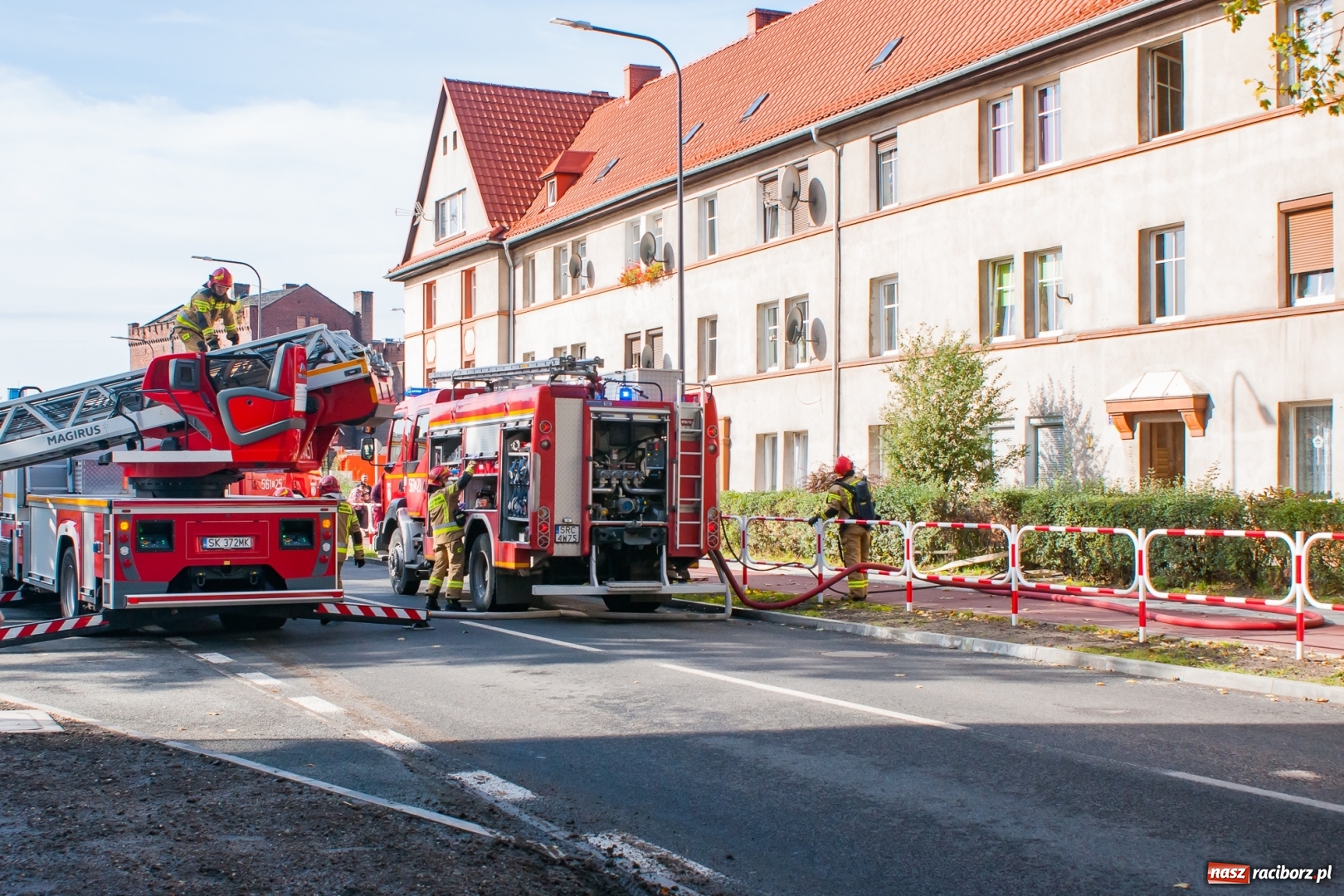 Zdjęcie w galerii na portalu naszraciborz.pl: Pożar w budynku przy Kościuszki. Straż nie wyklucza podpalenia! [FOTO i WIDEO] wiadomości z regionu
