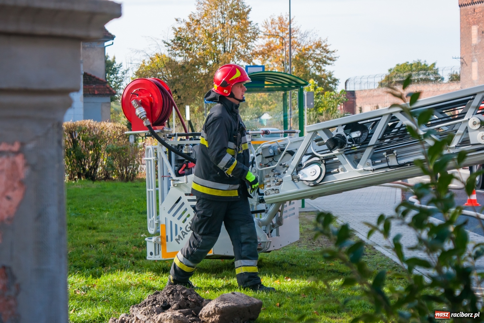 Zdjęcie w galerii na portalu naszraciborz.pl: Pożar w budynku przy Kościuszki. Straż nie wyklucza podpalenia! [FOTO i WIDEO] wiadomości z regionu