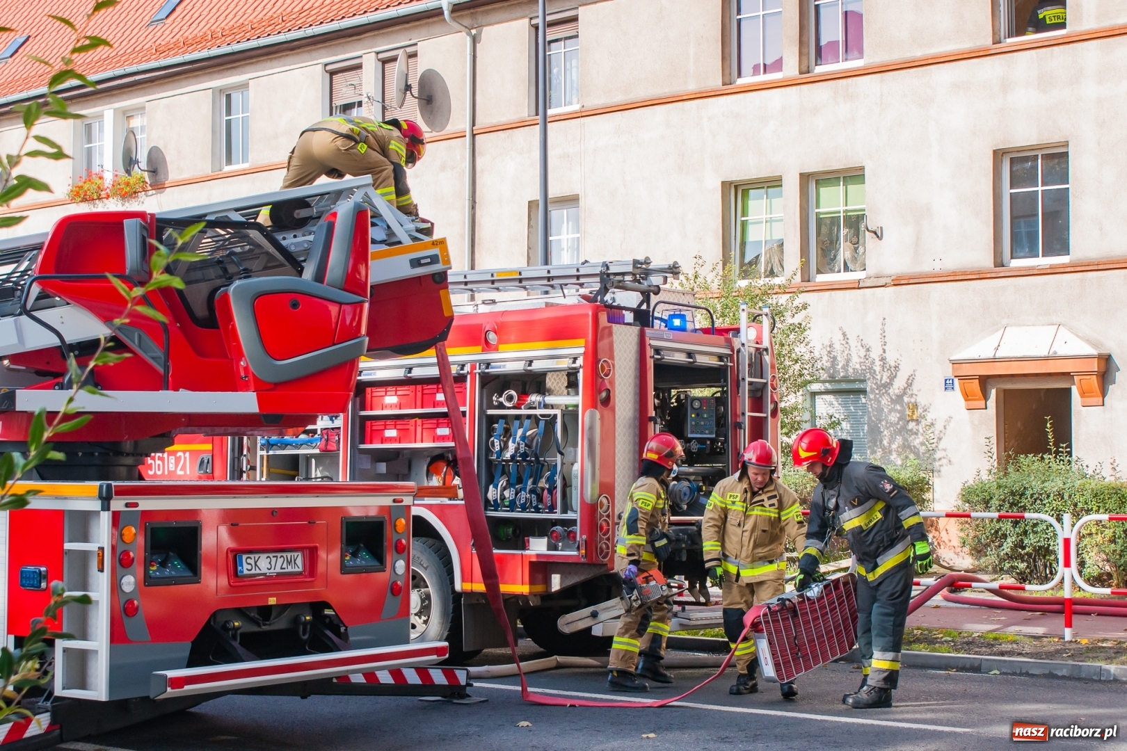 Zdjęcie w galerii na portalu naszraciborz.pl: Pożar w budynku przy Kościuszki. Straż nie wyklucza podpalenia! [FOTO i WIDEO] wiadomości z regionu