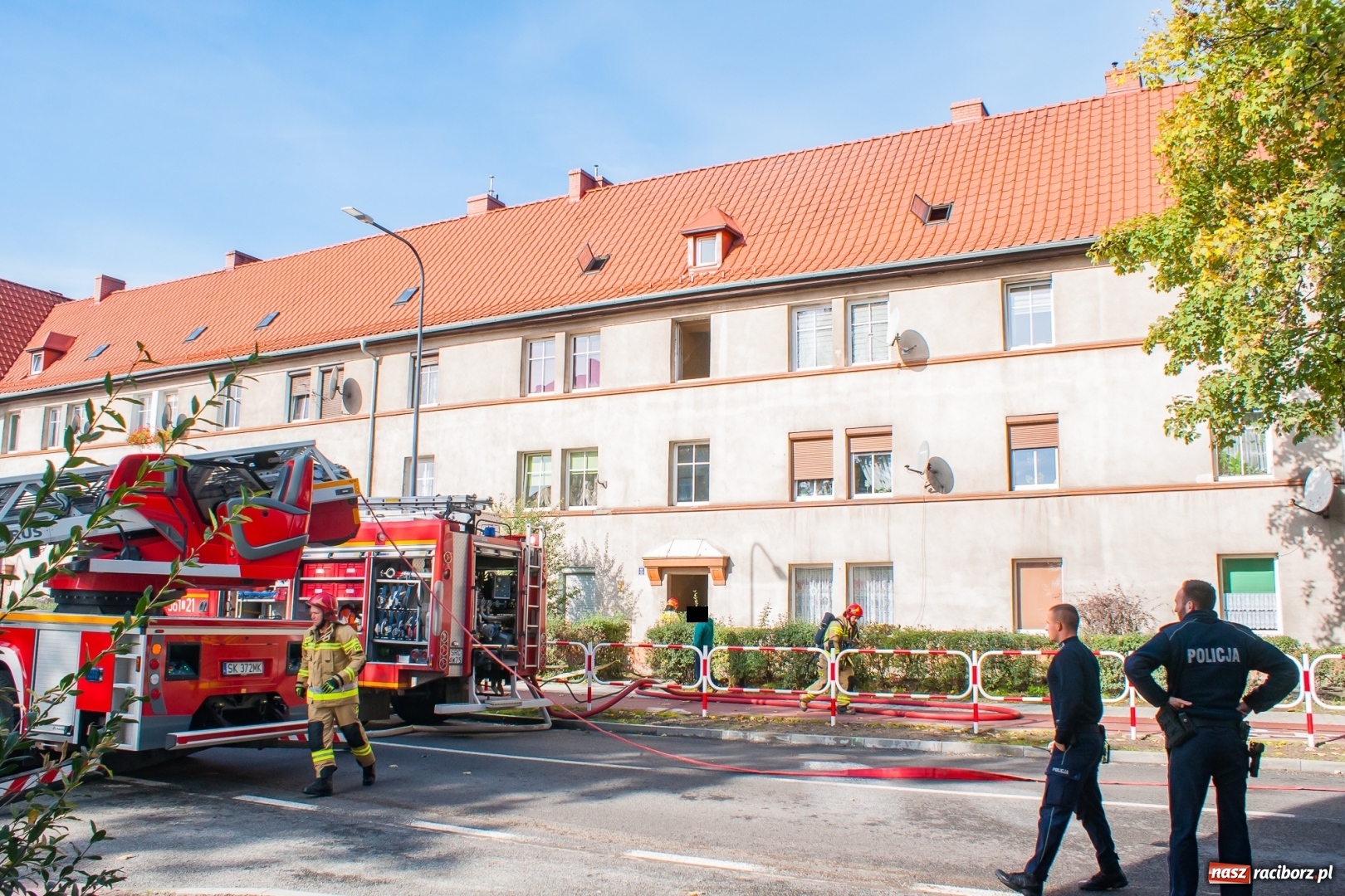 Zdjęcie w galerii na portalu naszraciborz.pl: Pożar w budynku przy Kościuszki. Straż nie wyklucza podpalenia! [FOTO i WIDEO] wiadomości z regionu