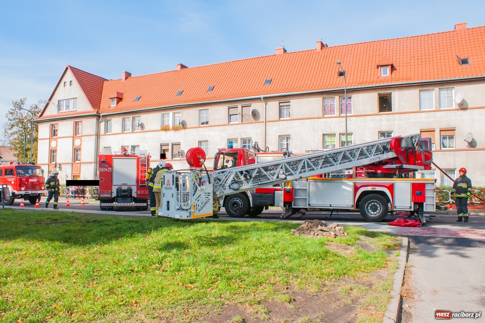 Zdjęcie w galerii na portalu naszraciborz.pl: Pożar w budynku przy Kościuszki. Straż nie wyklucza podpalenia! [FOTO i WIDEO] wiadomości z regionu