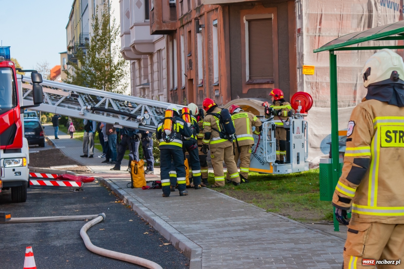 Zdjęcie w galerii na portalu naszraciborz.pl: Pożar w budynku przy Kościuszki. Straż nie wyklucza podpalenia! [FOTO i WIDEO] wiadomości z regionu
