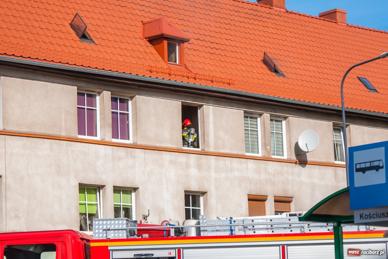 Zdjęcie w galerii na portalu naszraciborz.pl: Pożar w budynku przy Kościuszki. Straż nie wyklucza podpalenia! [FOTO i WIDEO] wiadomości z regionu