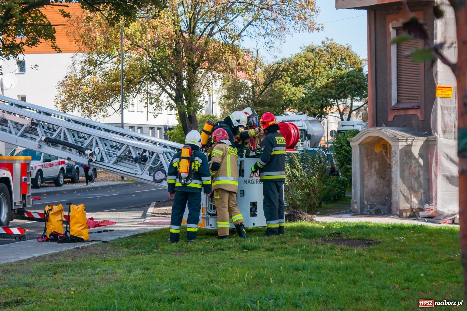 Zdjęcie w galerii na portalu naszraciborz.pl: Pożar w budynku przy Kościuszki. Straż nie wyklucza podpalenia! [FOTO i WIDEO] wiadomości z regionu
