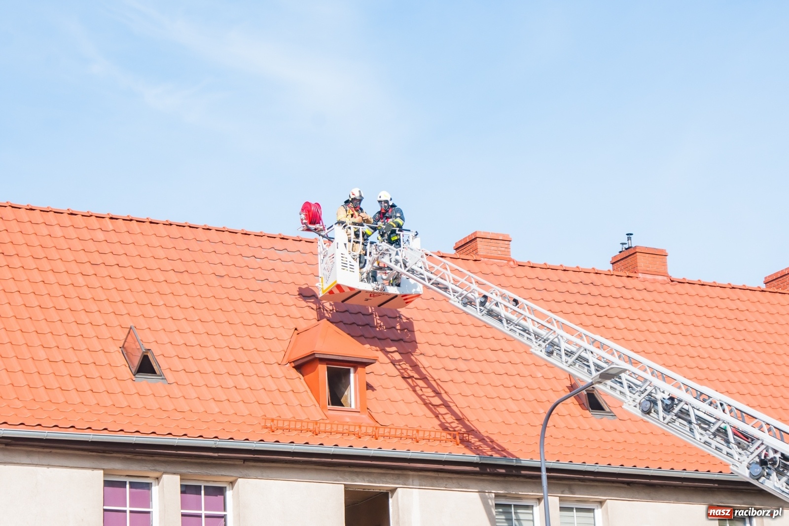 Zdjęcie w galerii na portalu naszraciborz.pl: Pożar w budynku przy Kościuszki. Straż nie wyklucza podpalenia! [FOTO i WIDEO] wiadomości z regionu