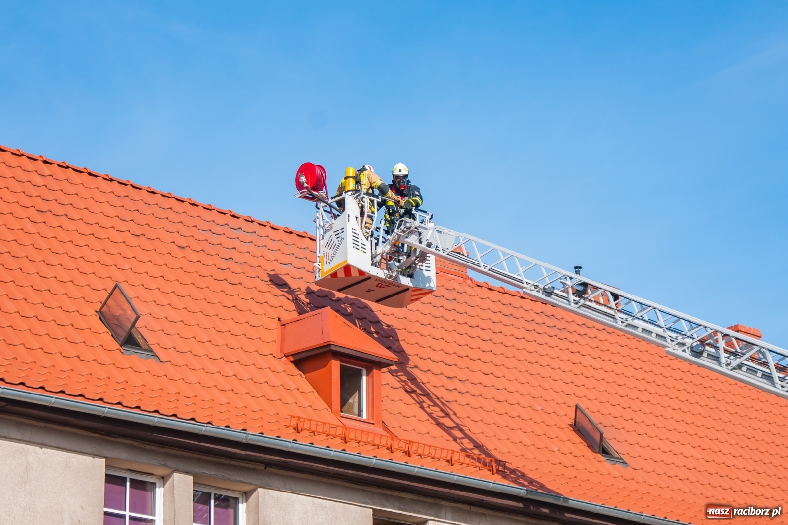 Zdjęcie w galerii na portalu naszraciborz.pl: Pożar w budynku przy Kościuszki. Straż nie wyklucza podpalenia! [FOTO i WIDEO] wiadomości z regionu