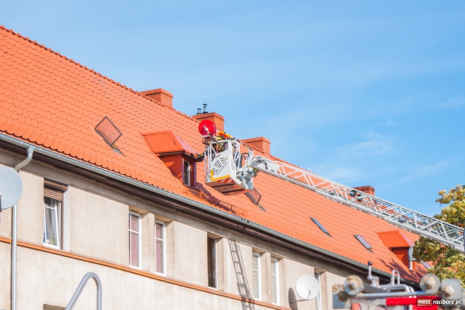 Zdjęcie w galerii na portalu naszraciborz.pl: Pożar w budynku przy Kościuszki. Straż nie wyklucza podpalenia! [FOTO i WIDEO] wiadomości z regionu