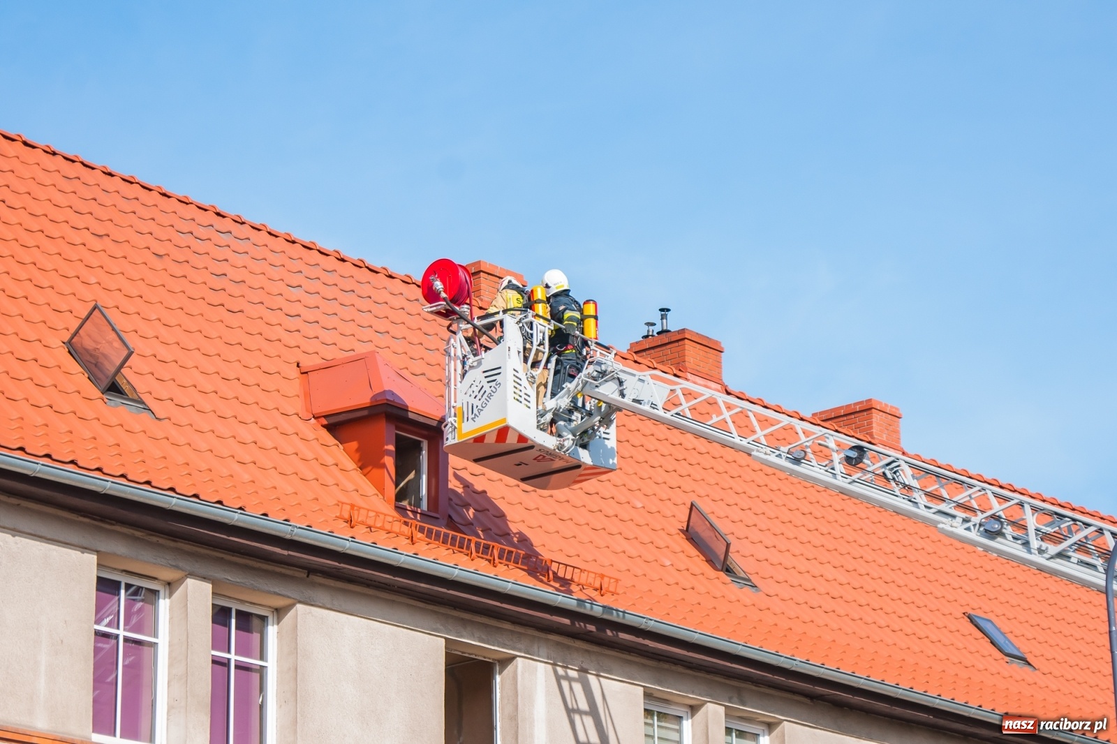 Zdjęcie w galerii na portalu naszraciborz.pl: Pożar w budynku przy Kościuszki. Straż nie wyklucza podpalenia! [FOTO i WIDEO] wiadomości z regionu