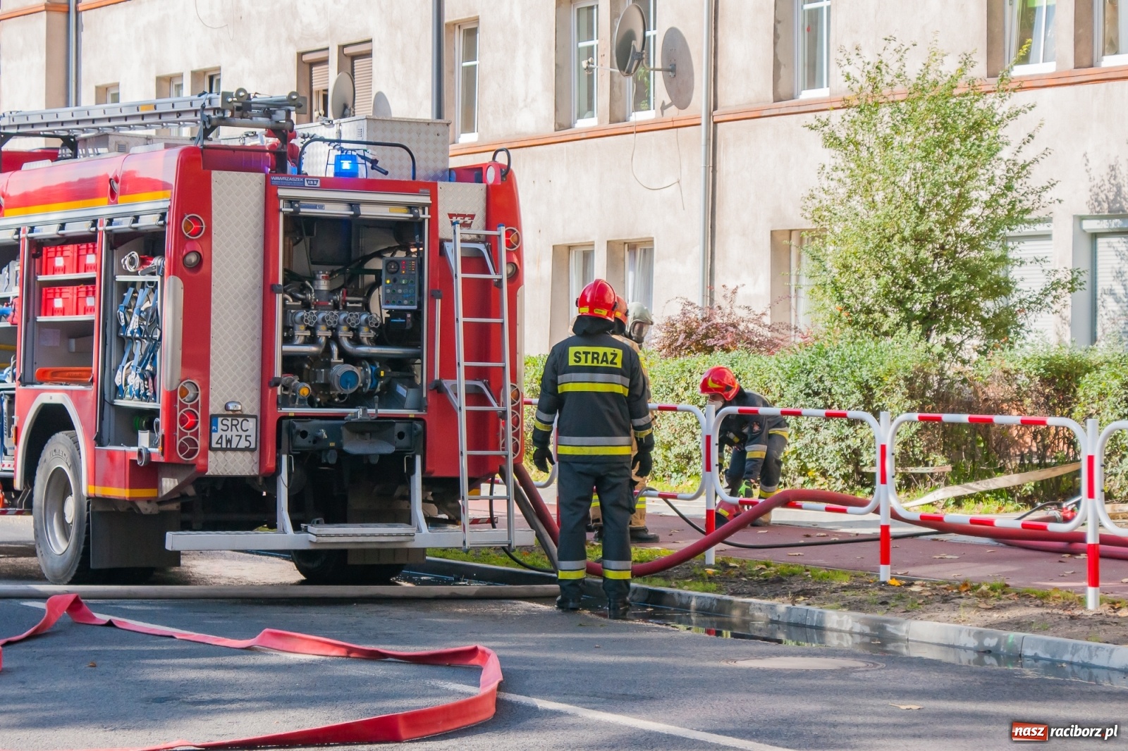 Zdjęcie w galerii na portalu naszraciborz.pl: Pożar w budynku przy Kościuszki. Straż nie wyklucza podpalenia! [FOTO i WIDEO] wiadomości z regionu