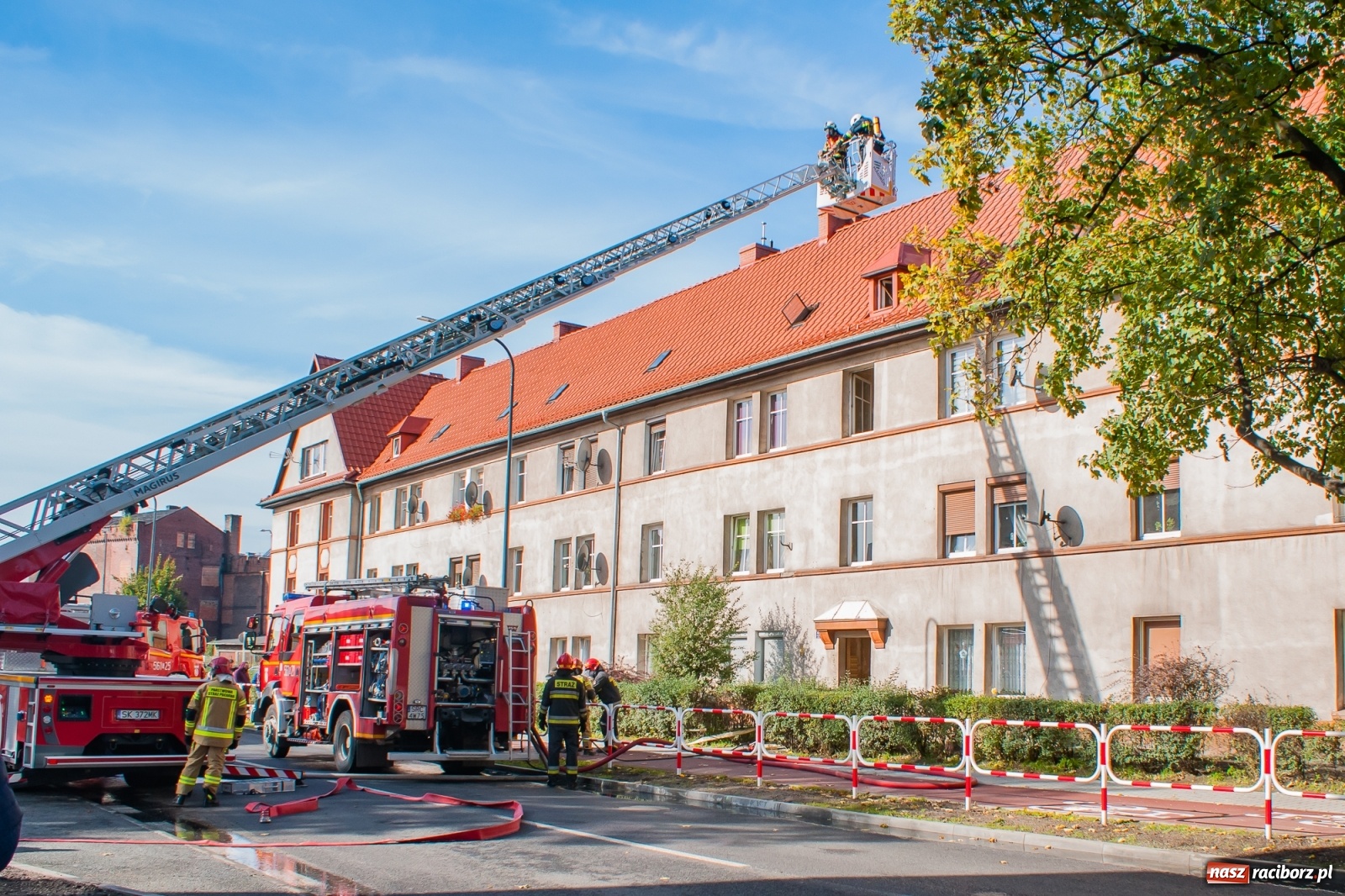 Zdjęcie w galerii na portalu naszraciborz.pl: Pożar w budynku przy Kościuszki. Straż nie wyklucza podpalenia! [FOTO i WIDEO] wiadomości z regionu