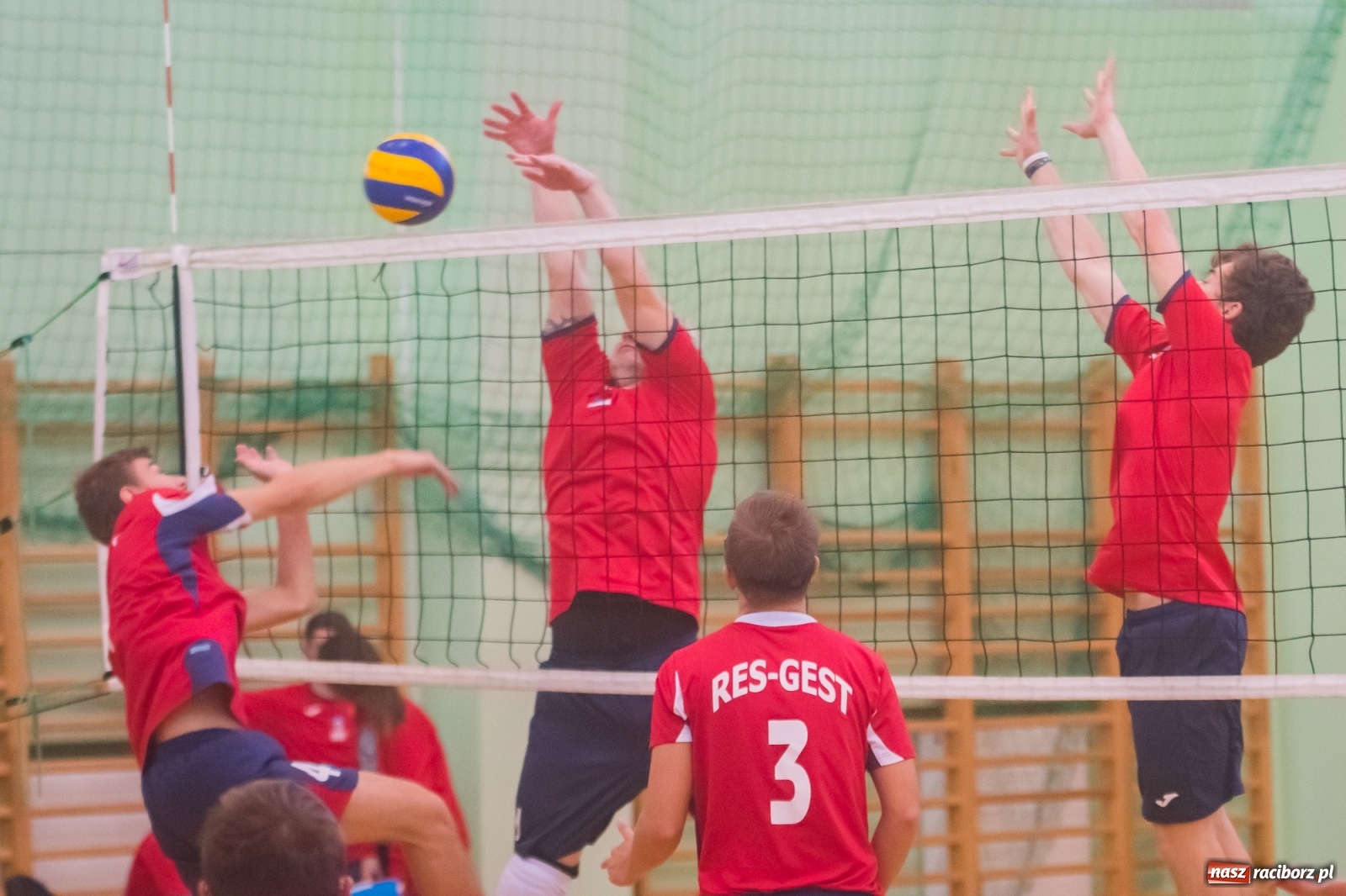 Zdjęcie w galerii na portalu naszraciborz.pl: Siatkarskie zmagania niesłyszących w Arenie Rafako [FOTO i WIDEO] wiadomości z regionu