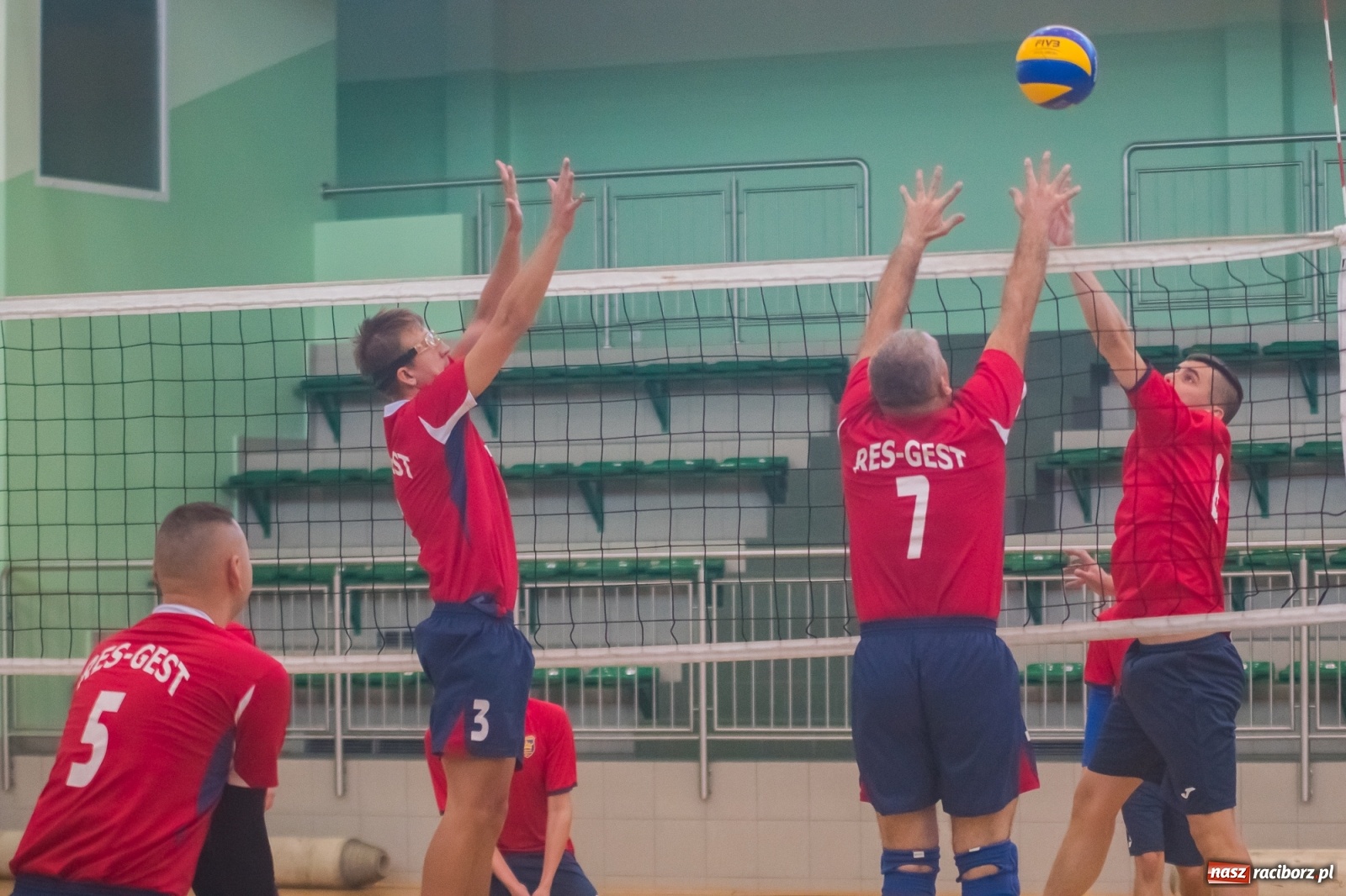 Zdjęcie w galerii na portalu naszraciborz.pl: Siatkarskie zmagania niesłyszących w Arenie Rafako [FOTO i WIDEO] wiadomości z regionu