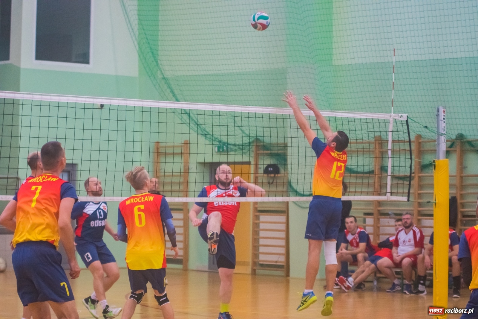 Zdjęcie w galerii na portalu naszraciborz.pl: Siatkarskie zmagania niesłyszących w Arenie Rafako [FOTO i WIDEO] wiadomości z regionu