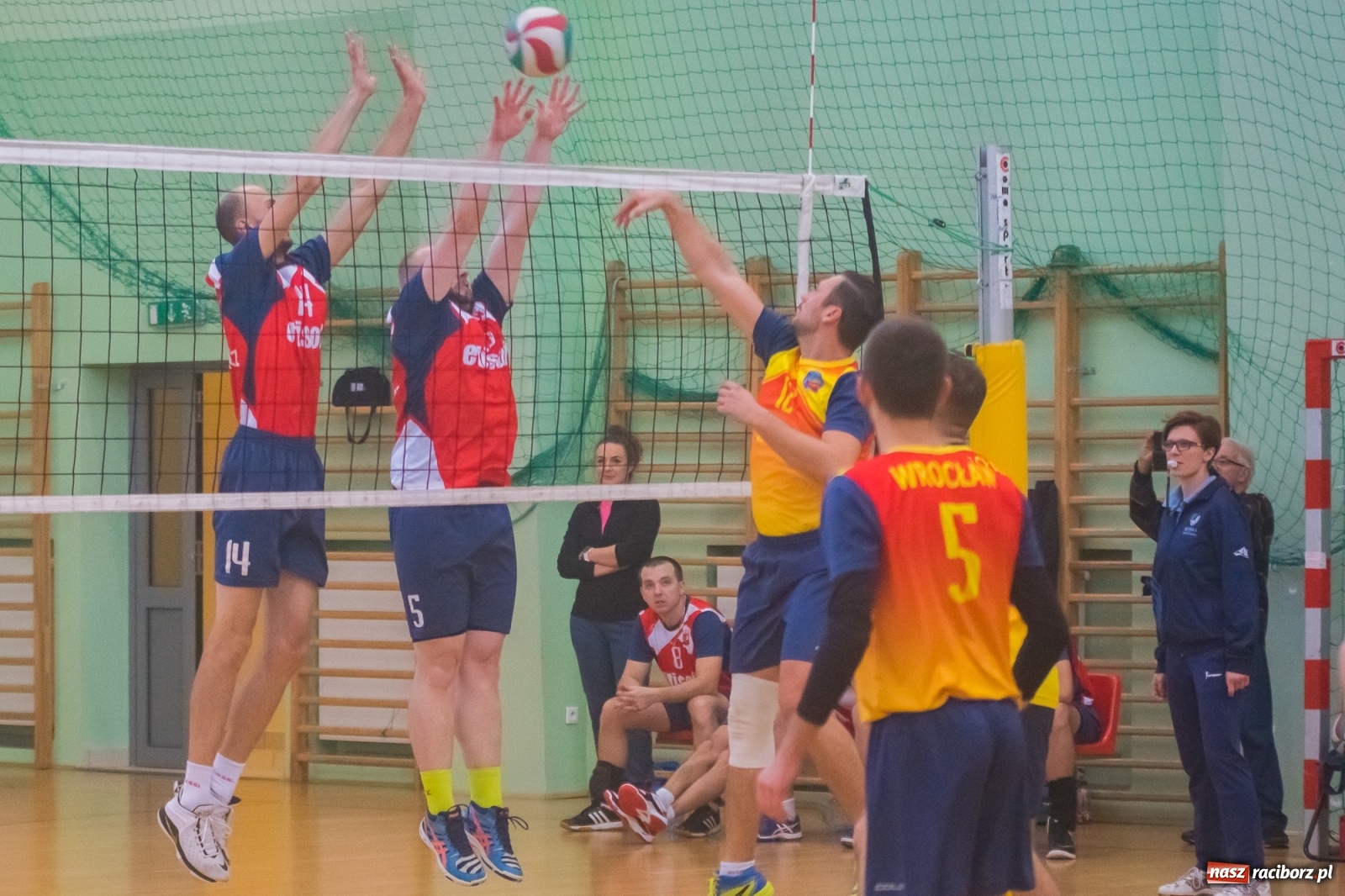 Zdjęcie w galerii na portalu naszraciborz.pl: Siatkarskie zmagania niesłyszących w Arenie Rafako [FOTO i WIDEO] wiadomości z regionu
