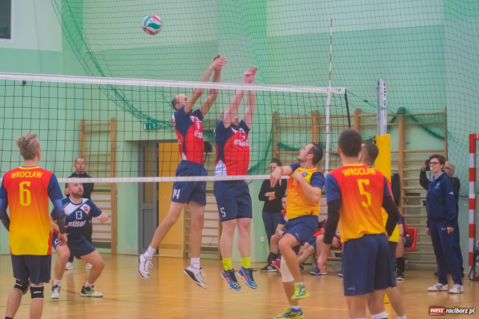 Zdjęcie w galerii na portalu naszraciborz.pl: Siatkarskie zmagania niesłyszących w Arenie Rafako [FOTO i WIDEO] wiadomości z regionu