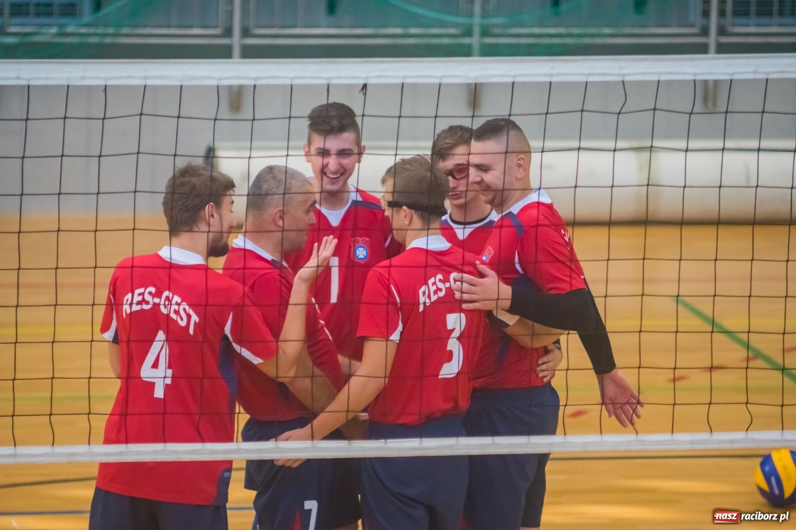Zdjęcie w galerii na portalu naszraciborz.pl: Siatkarskie zmagania niesłyszących w Arenie Rafako [FOTO i WIDEO] wiadomości z regionu