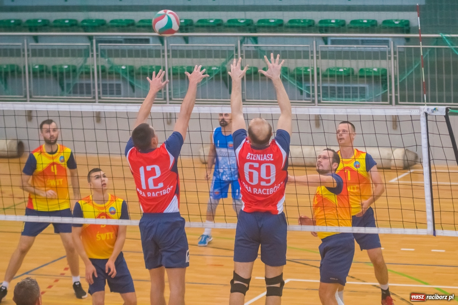 Zdjęcie w galerii na portalu naszraciborz.pl: Siatkarskie zmagania niesłyszących w Arenie Rafako [FOTO i WIDEO] wiadomości z regionu