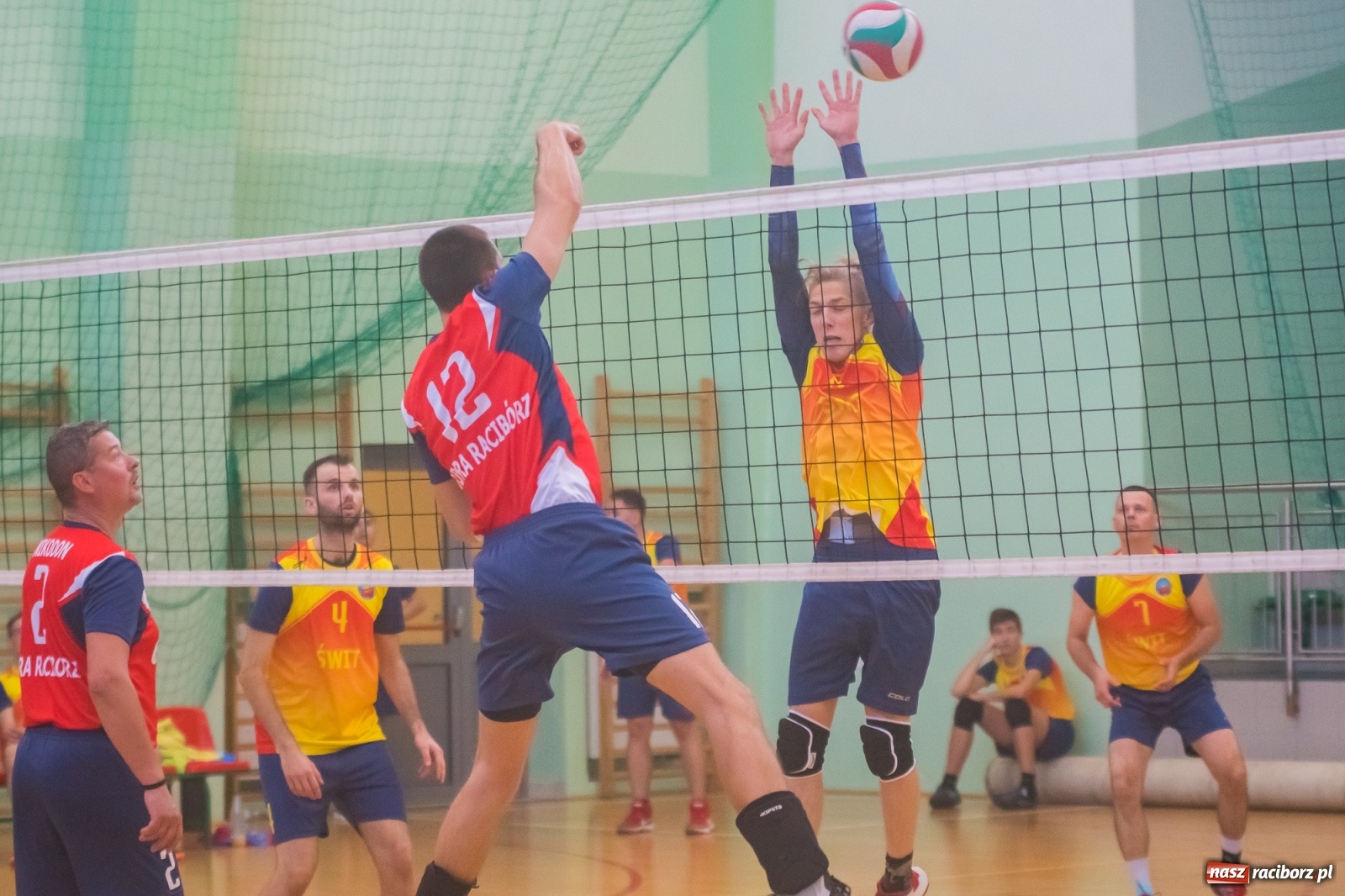 Zdjęcie w galerii na portalu naszraciborz.pl: Siatkarskie zmagania niesłyszących w Arenie Rafako [FOTO i WIDEO] wiadomości z regionu
