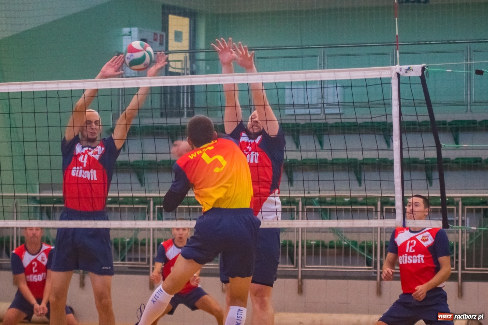 Zdjęcie w galerii na portalu naszraciborz.pl: Siatkarskie zmagania niesłyszących w Arenie Rafako [FOTO i WIDEO] wiadomości z regionu