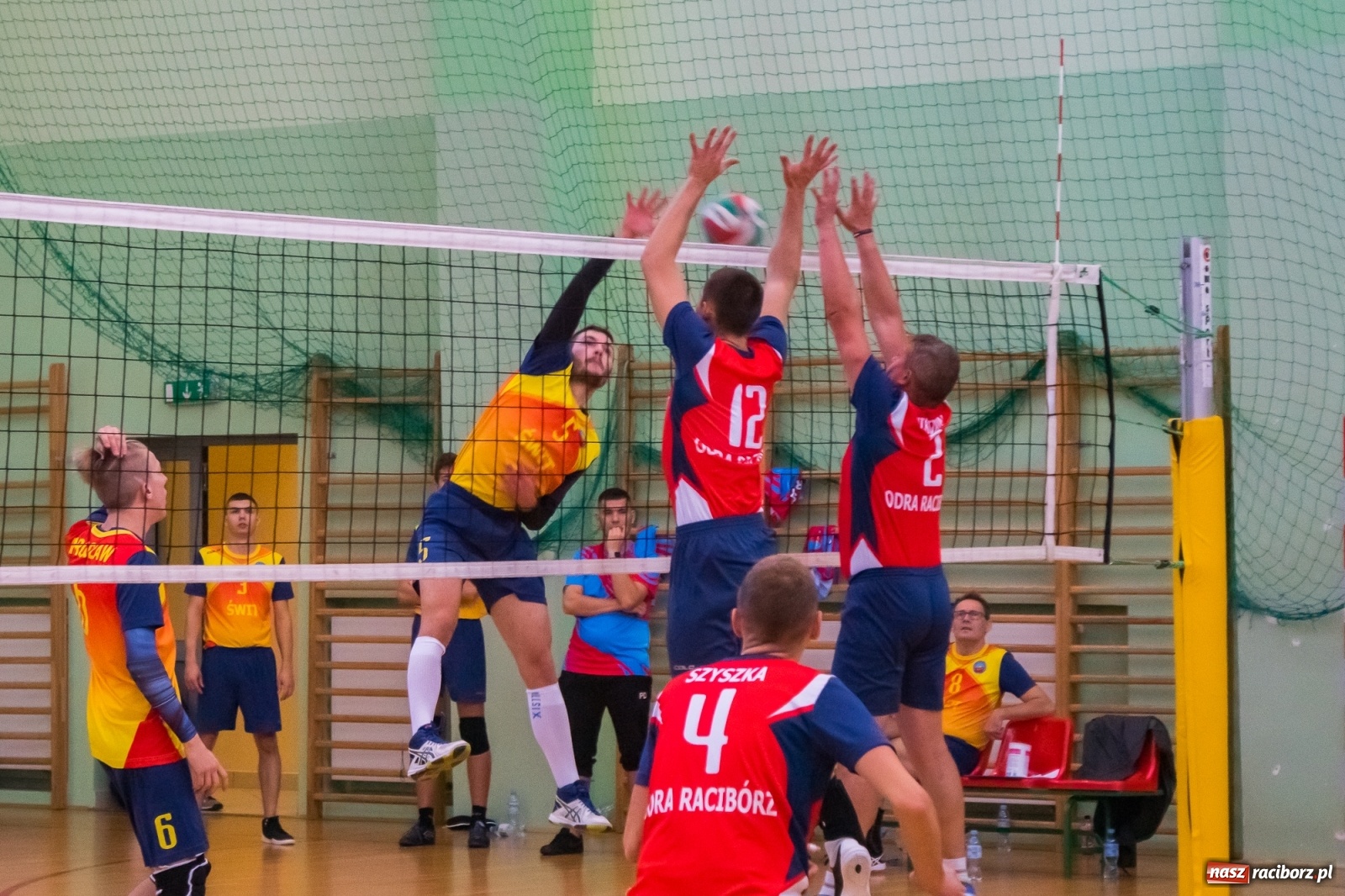 Zdjęcie w galerii na portalu naszraciborz.pl: Siatkarskie zmagania niesłyszących w Arenie Rafako [FOTO i WIDEO] wiadomości z regionu
