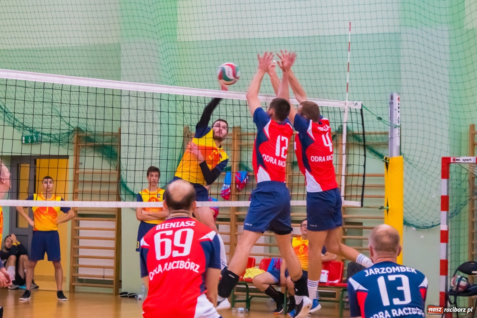 Zdjęcie w galerii na portalu naszraciborz.pl: Siatkarskie zmagania niesłyszących w Arenie Rafako [FOTO i WIDEO] wiadomości z regionu