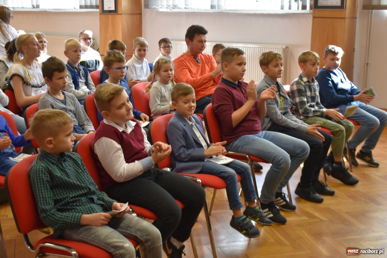 Zdjęcie w galerii na portalu naszraciborz.pl: Najmłodsi żacy gminy Krzyżanowice odebrali indeksy  wiadomości z regionu