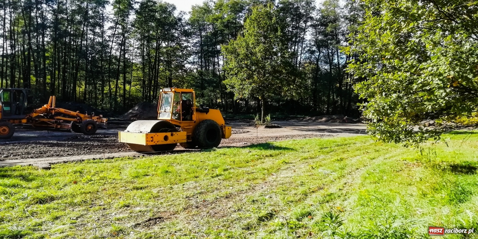 Zdjęcie w galerii na portalu naszraciborz.pl: Przy Łężczoku powstaje duży parking  wiadomości z regionu