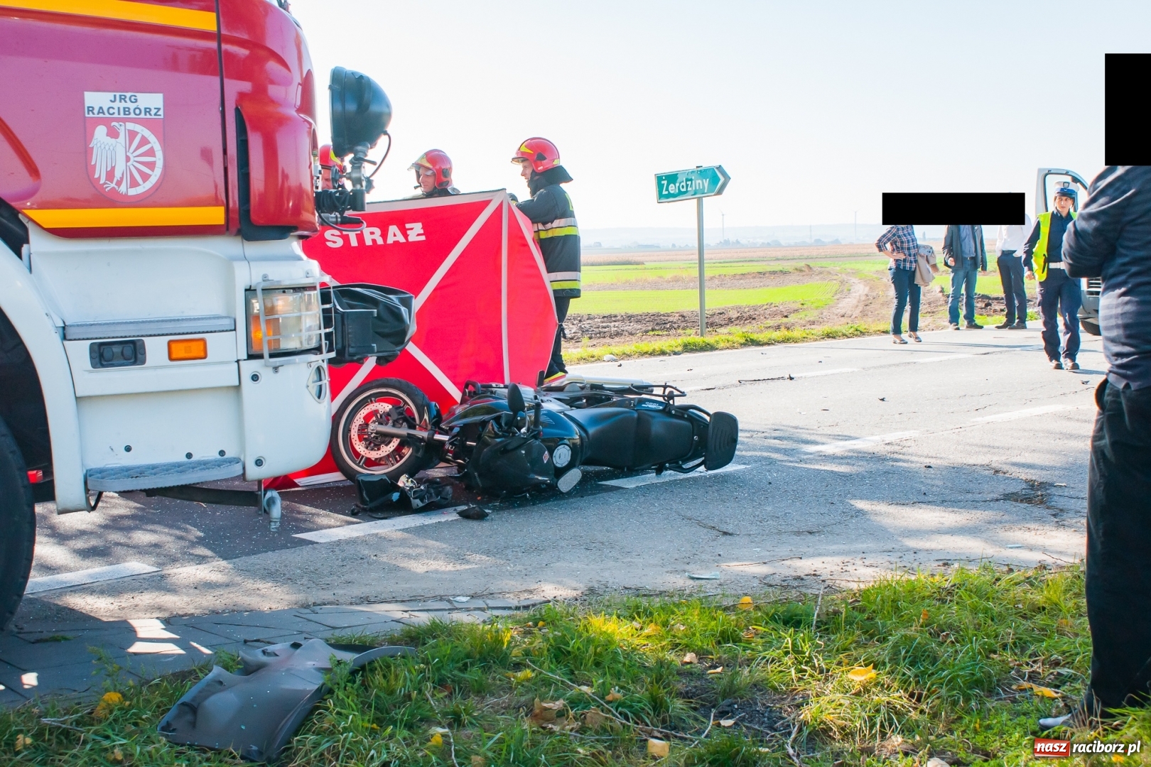 Zdjęcie w galerii na portalu naszraciborz.pl: Wypadek na DW 416. Motocyklista uderzył w tył osobowego fiata wiadomości z regionu