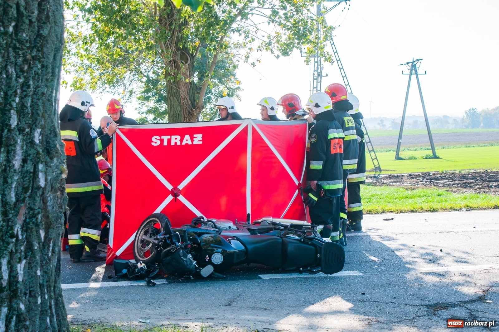 Zdjęcie w galerii na portalu naszraciborz.pl: Wypadek na DW 416. Motocyklista uderzył w tył osobowego fiata wiadomości z regionu