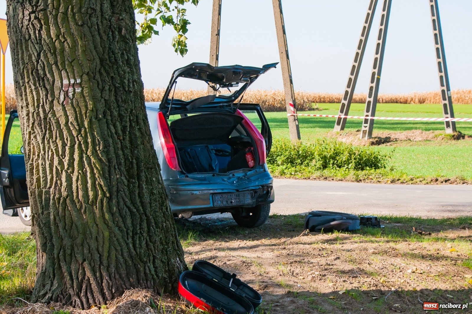 Zdjęcie w galerii na portalu naszraciborz.pl: Wypadek na DW 416. Motocyklista uderzył w tył osobowego fiata wiadomości z regionu