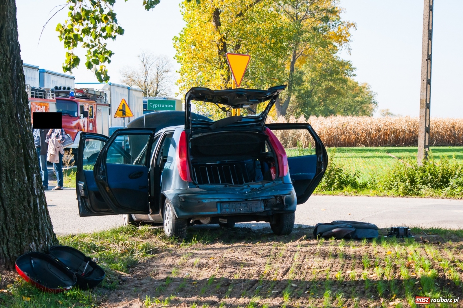 Zdjęcie w galerii na portalu naszraciborz.pl: Wypadek na DW 416. Motocyklista uderzył w tył osobowego fiata wiadomości z regionu