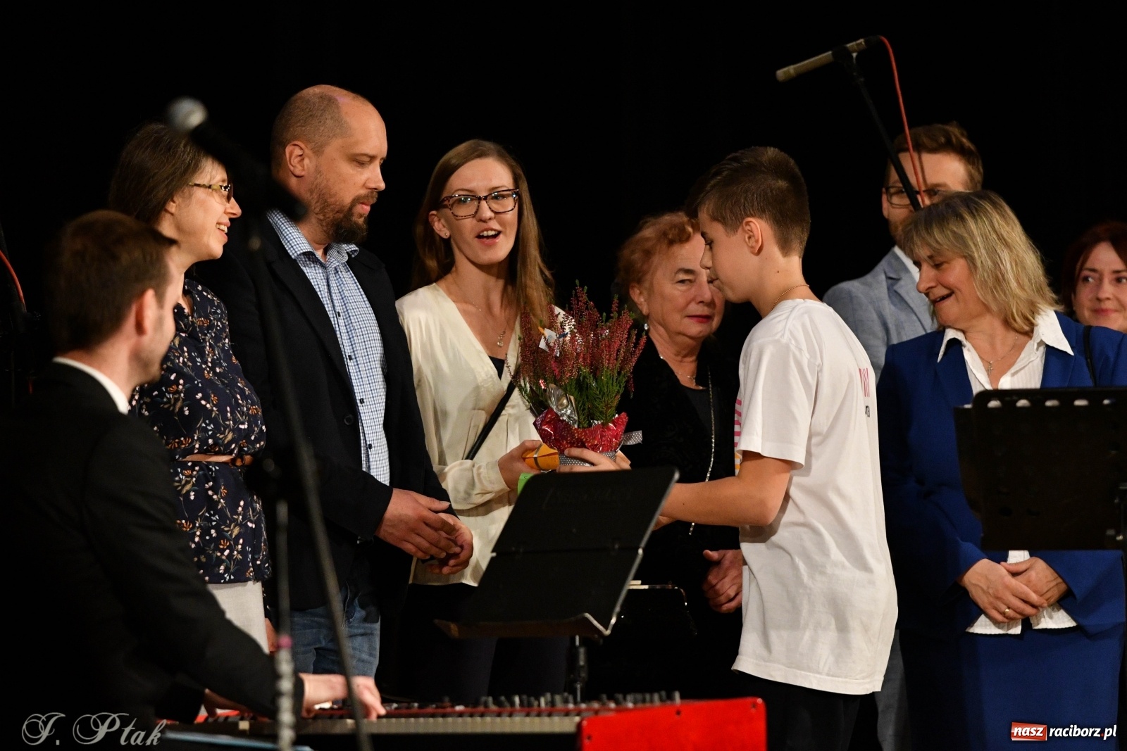 Zdjęcie w galerii na portalu naszraciborz.pl: Gospelowo na Dzień Edukacji Narodowej  wiadomości z regionu