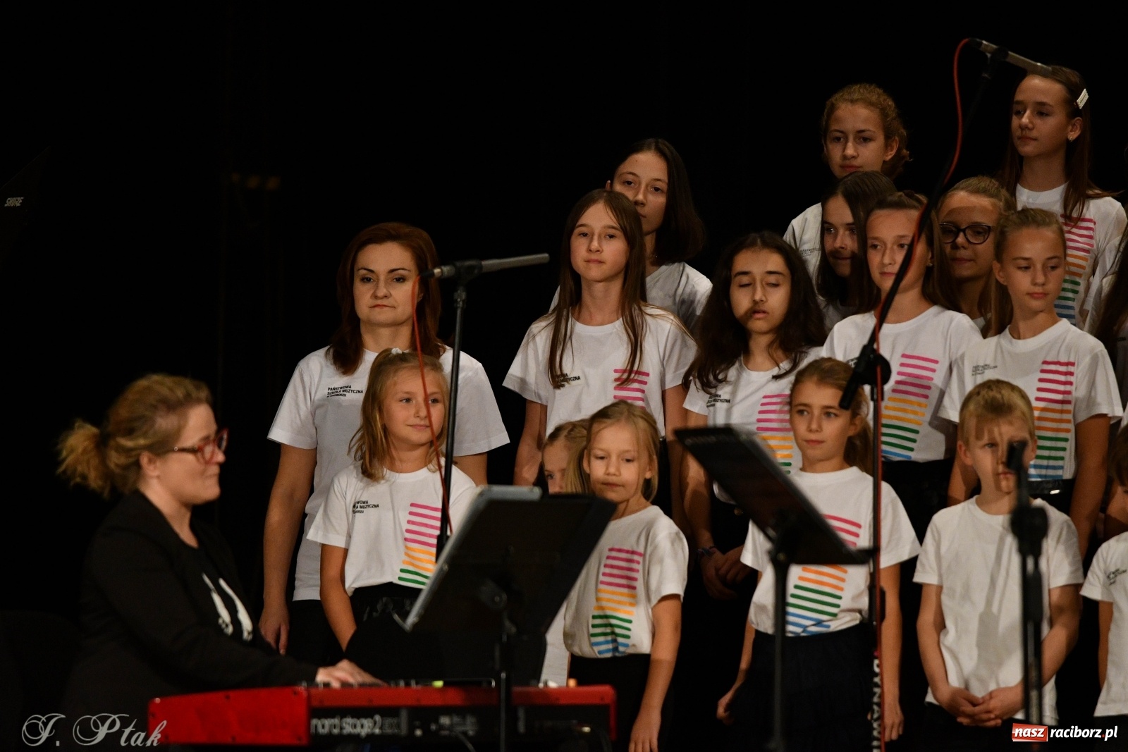 Zdjęcie w galerii na portalu naszraciborz.pl: Gospelowo na Dzień Edukacji Narodowej  wiadomości z regionu