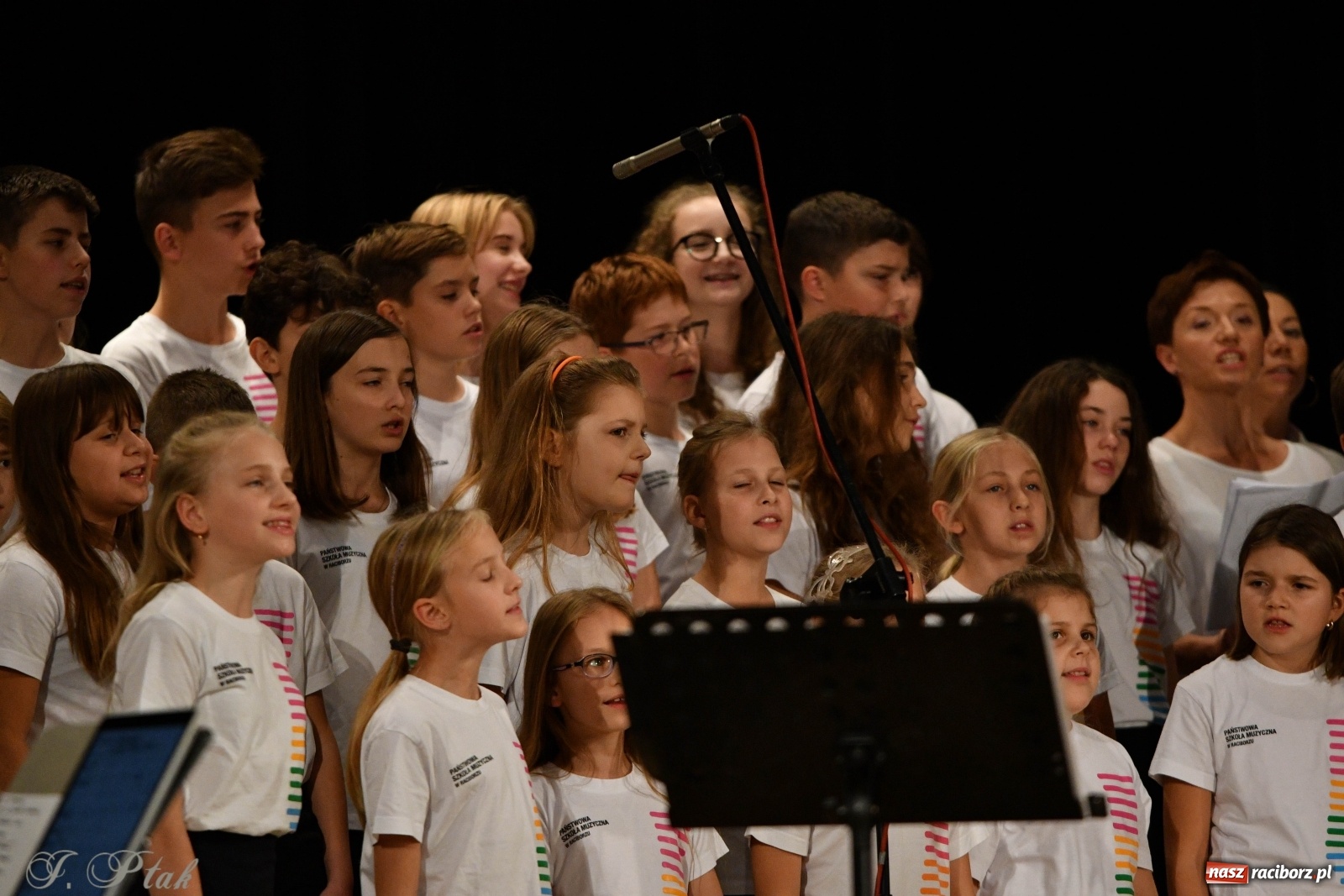 Zdjęcie w galerii na portalu naszraciborz.pl: Gospelowo na Dzień Edukacji Narodowej  wiadomości z regionu