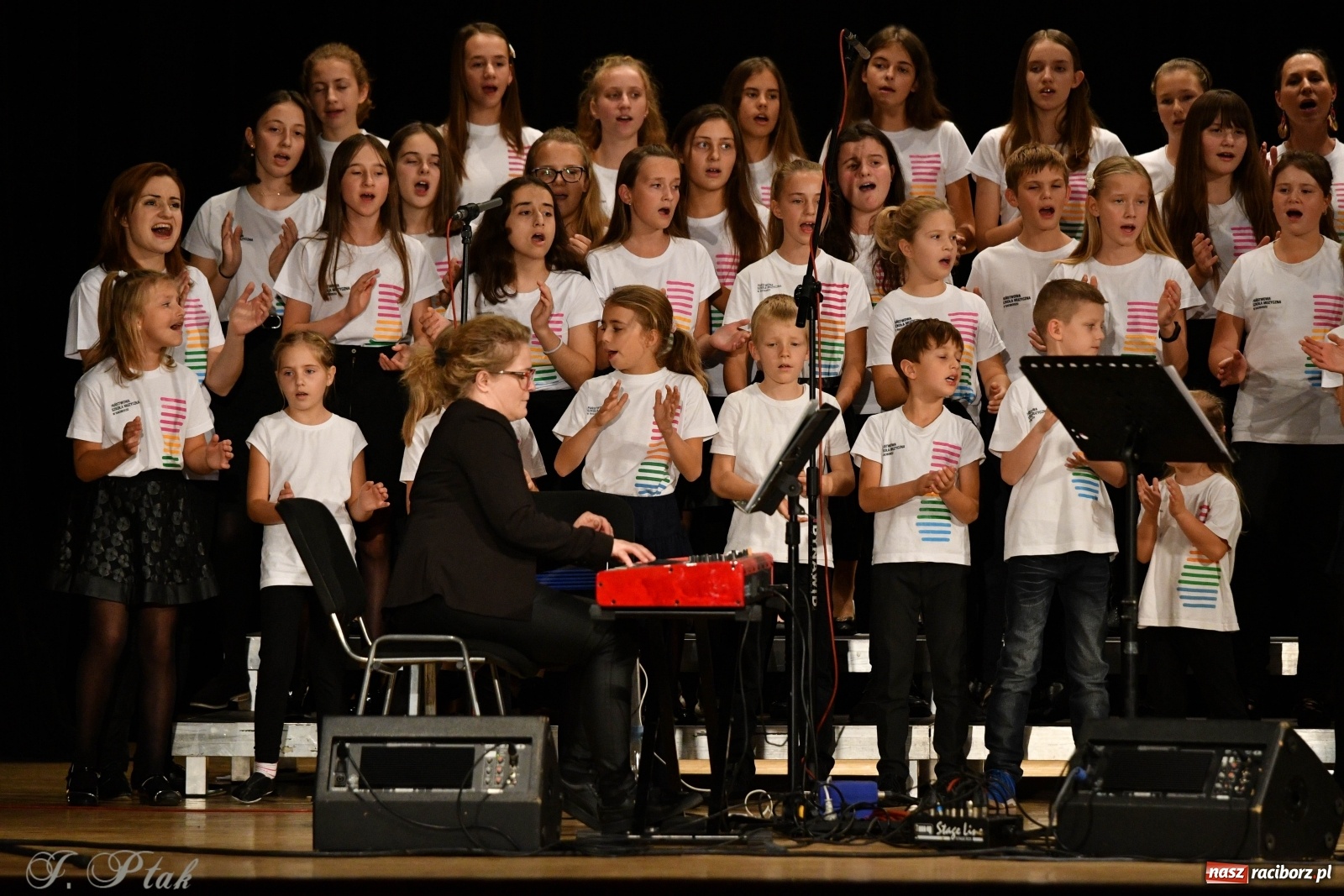 Zdjęcie w galerii na portalu naszraciborz.pl: Gospelowo na Dzień Edukacji Narodowej  wiadomości z regionu