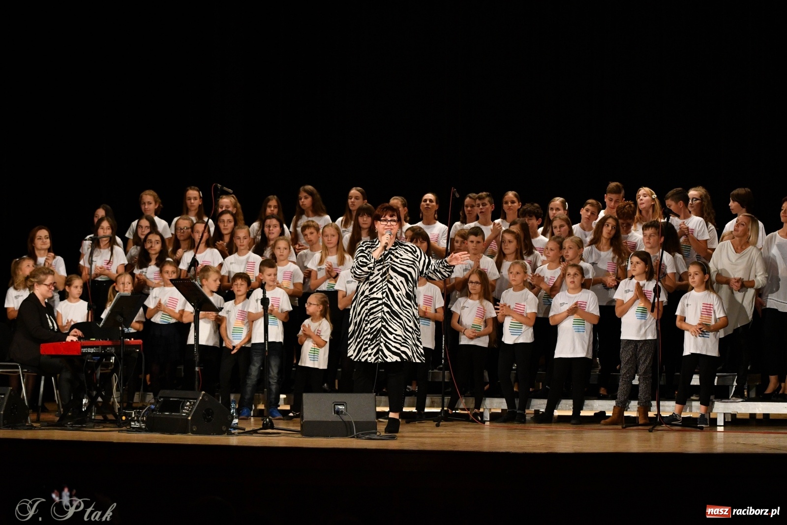 Zdjęcie w galerii na portalu naszraciborz.pl: Gospelowo na Dzień Edukacji Narodowej  wiadomości z regionu