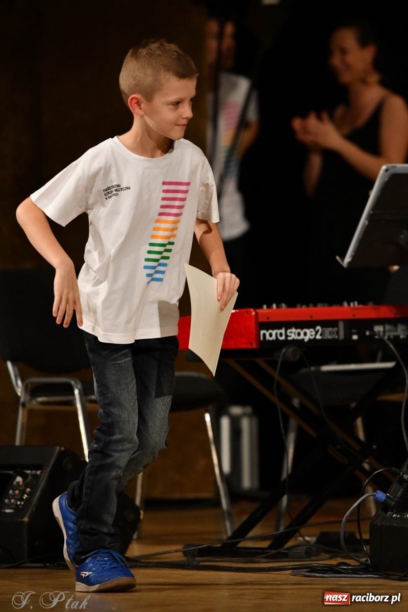 Zdjęcie w galerii na portalu naszraciborz.pl: Gospelowo na Dzień Edukacji Narodowej  wiadomości z regionu