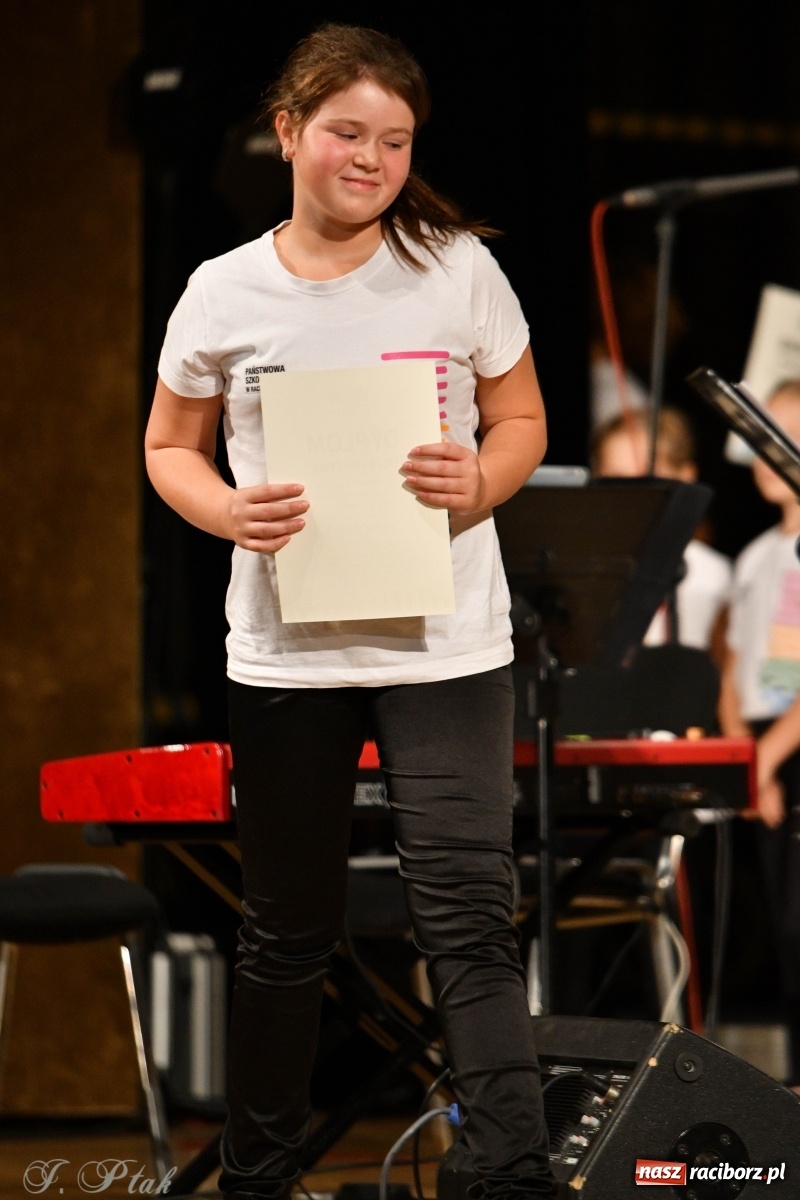 Zdjęcie w galerii na portalu naszraciborz.pl: Gospelowo na Dzień Edukacji Narodowej  wiadomości z regionu