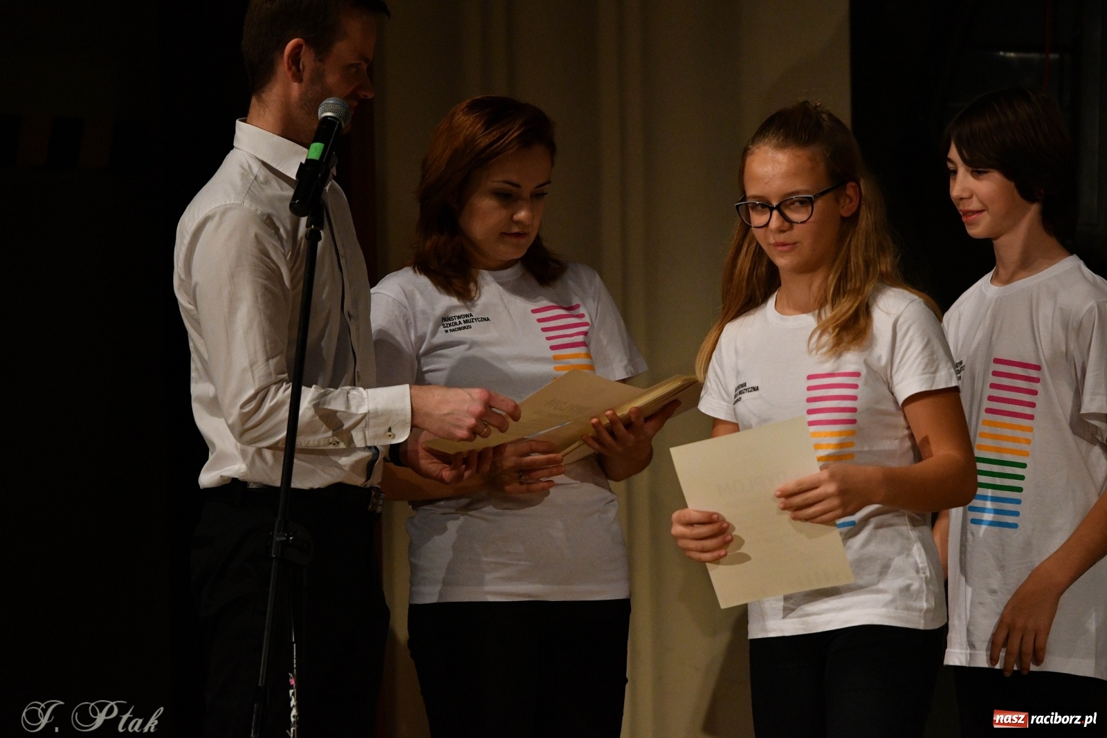 Zdjęcie w galerii na portalu naszraciborz.pl: Gospelowo na Dzień Edukacji Narodowej  wiadomości z regionu