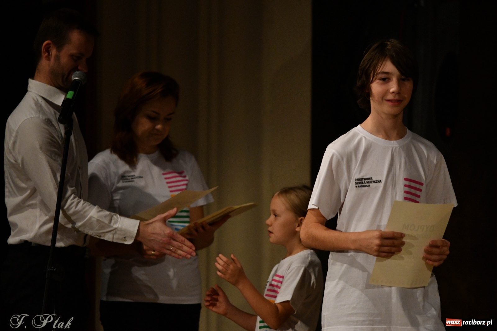 Zdjęcie w galerii na portalu naszraciborz.pl: Gospelowo na Dzień Edukacji Narodowej  wiadomości z regionu