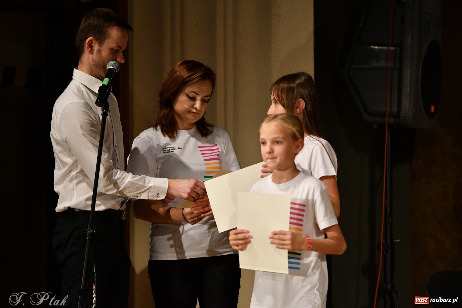 Zdjęcie w galerii na portalu naszraciborz.pl: Gospelowo na Dzień Edukacji Narodowej  wiadomości z regionu