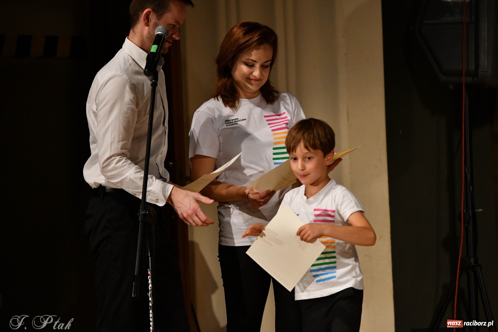 Zdjęcie w galerii na portalu naszraciborz.pl: Gospelowo na Dzień Edukacji Narodowej  wiadomości z regionu