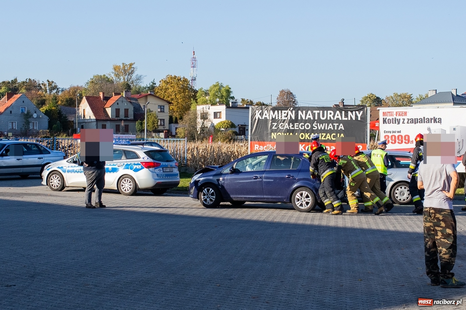 Zdjęcie w galerii na portalu naszraciborz.pl: Ciągnik wjechał w tył opla na mycie [FOTO i WIDEO] wiadomości z regionu