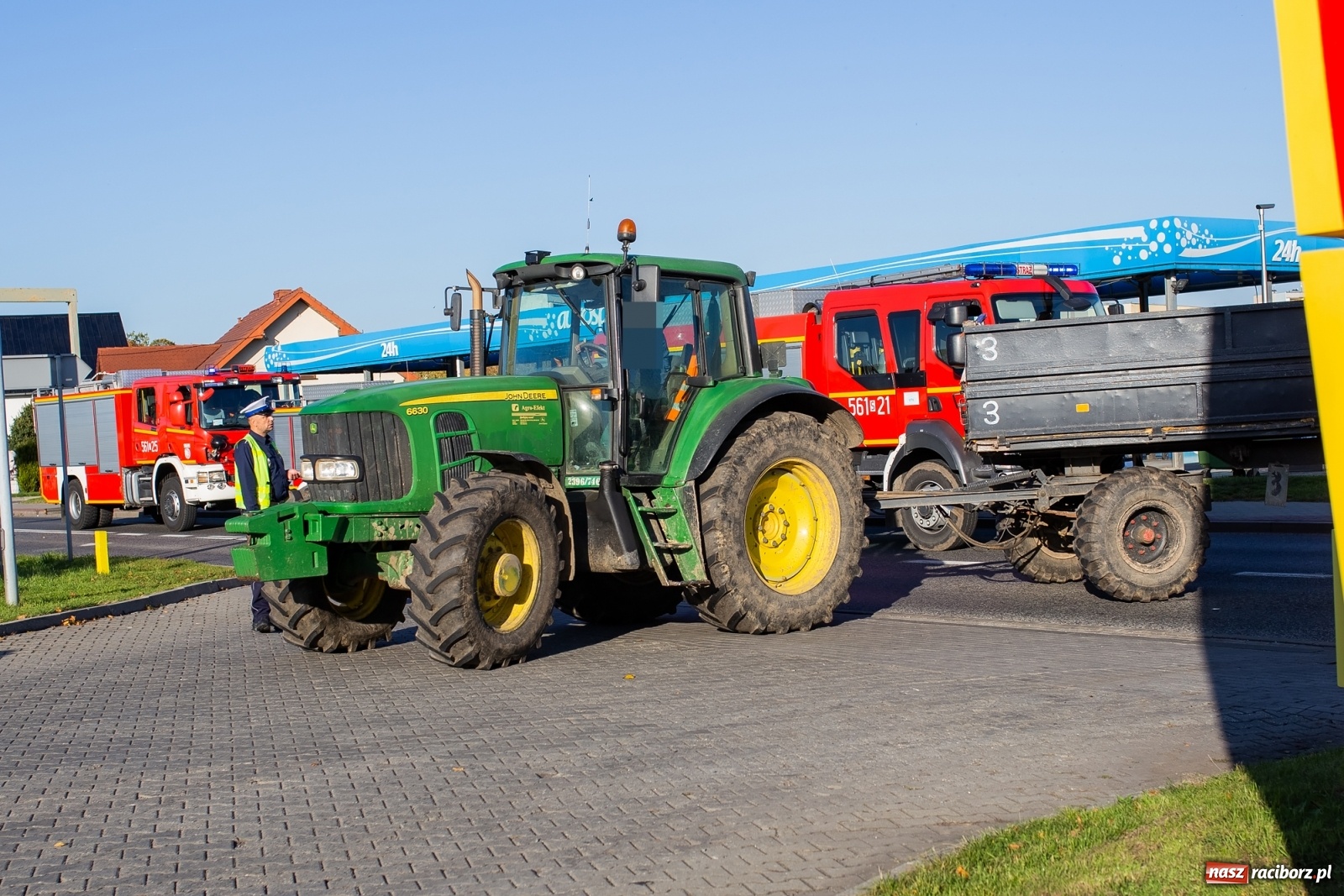 Zdjęcie w galerii na portalu naszraciborz.pl: Ciągnik wjechał w tył opla na mycie [FOTO i WIDEO] wiadomości z regionu